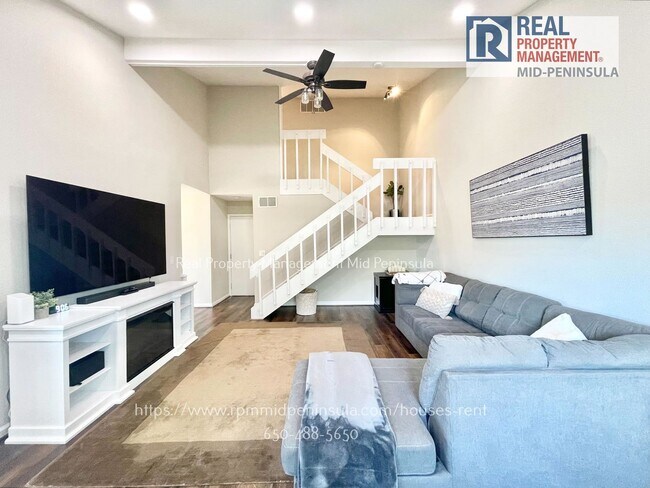 Building Photo - Stunning 2 Bedroom 1.5 Bathroom Waterfront Townhome in Foster City
