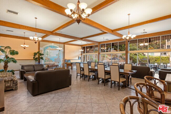 Building Photo - 6732 Hillpark Dr