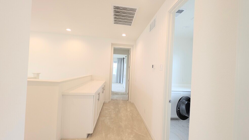 Building Photo - 450 Clubhouse Dr