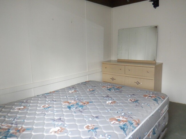 Building Photo - 3 Bedroom, dog upon approval!