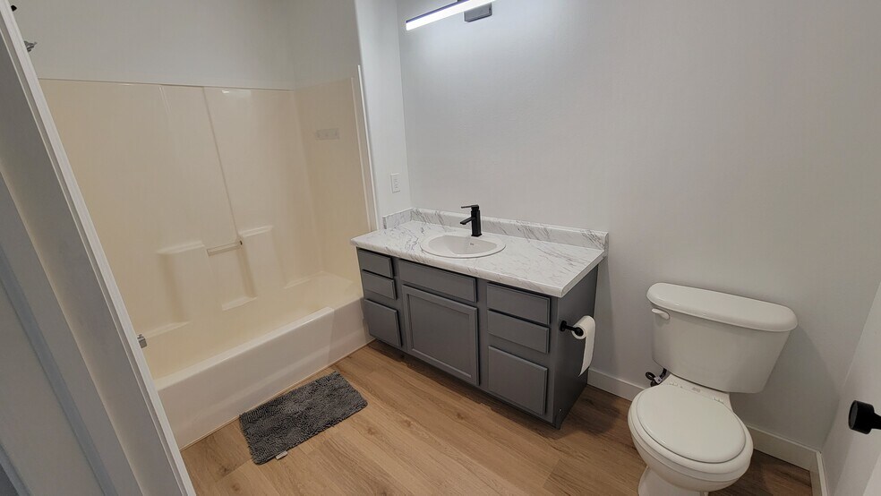 Building Photo - 591 N University Ave