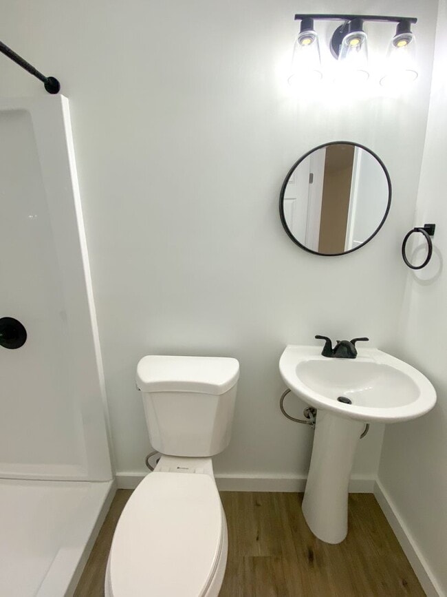 Building Photo - Recently renovated efficiency apartment in midtown