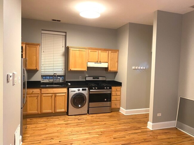 Building Photo - 851 N Hermitage Ave