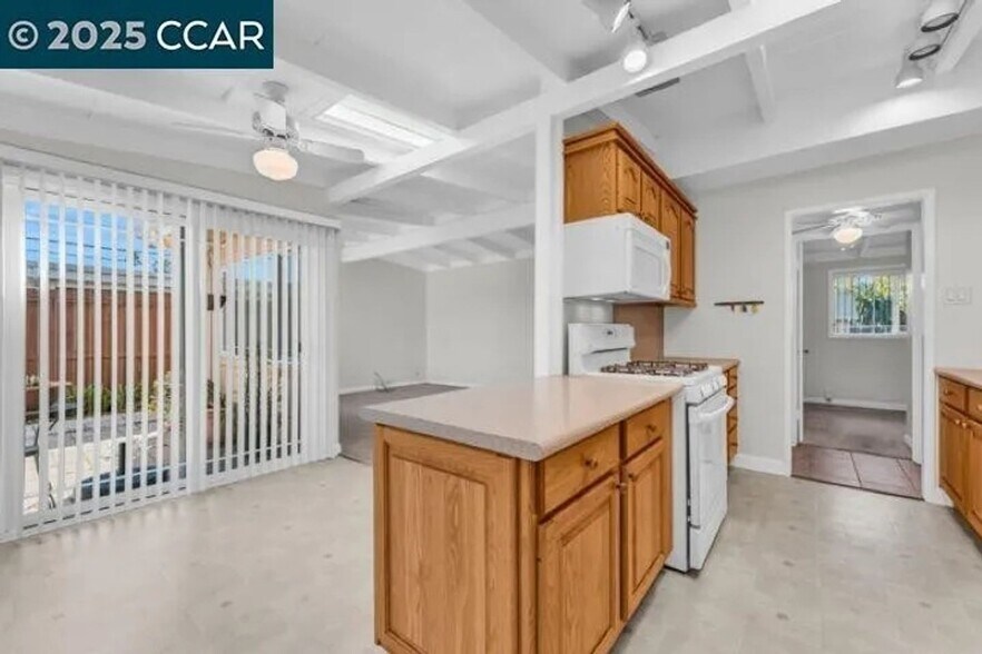 Building Photo - 104 Los Altos Pl