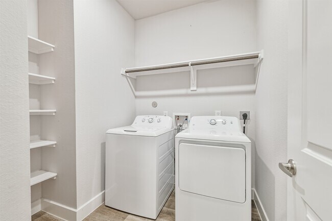 Building Photo - 13083 Clear View Dr