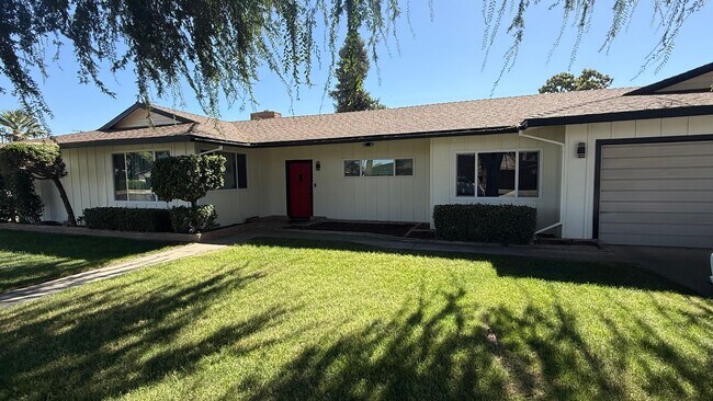Building Photo - Beautiful Porterville Home! Available Now for Showing!
