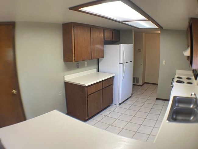 Building Photo - Super End unit Townhouse!!
