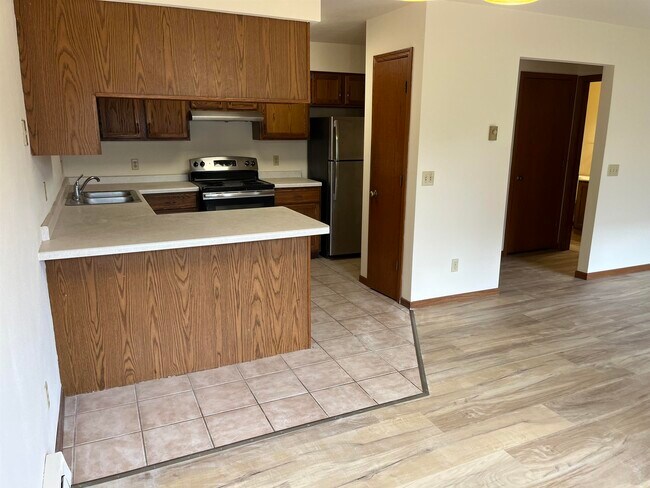 Building Photo - 844 Hemlock Dr