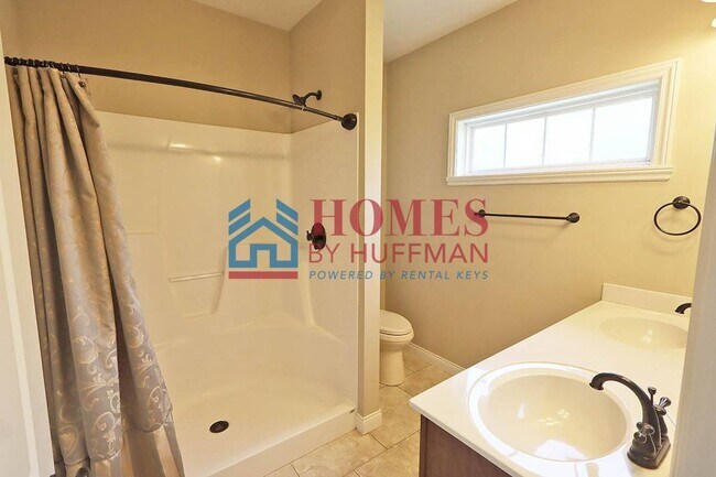 Building Photo - Three Bedroom | Two Bathroom | Newburgh