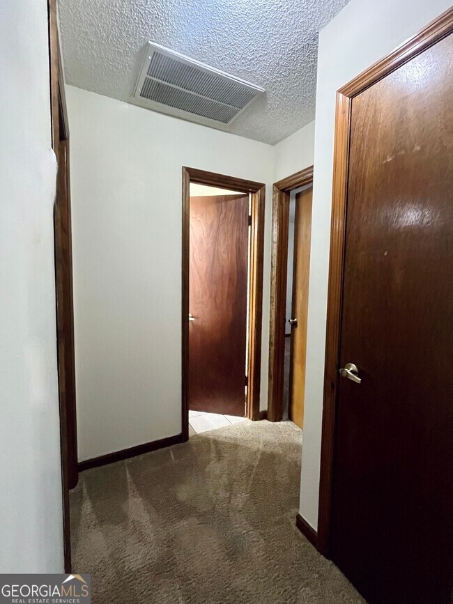 Building Photo - 204 Tanglewood Dr
