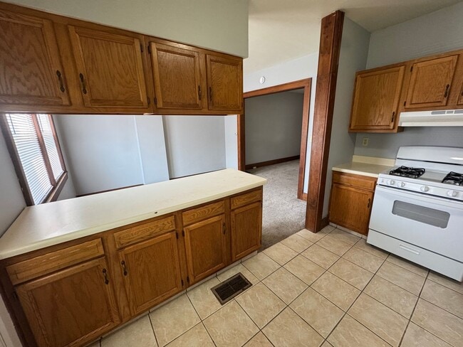 Building Photo - For Rent – Pet-Friendly 2 Bed, 1 Bath Town...