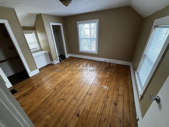 Building Photo - 1010 Helen St NE