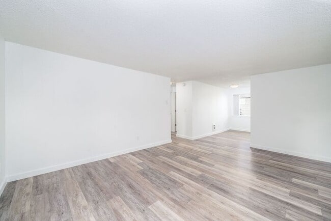 Building Photo - Spacious 2x1 unit with 1st month free! Only $1395