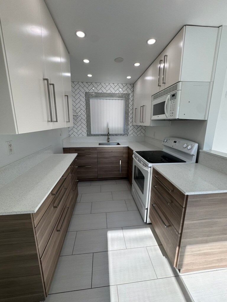 Kitchen. - 2415 Thomas St