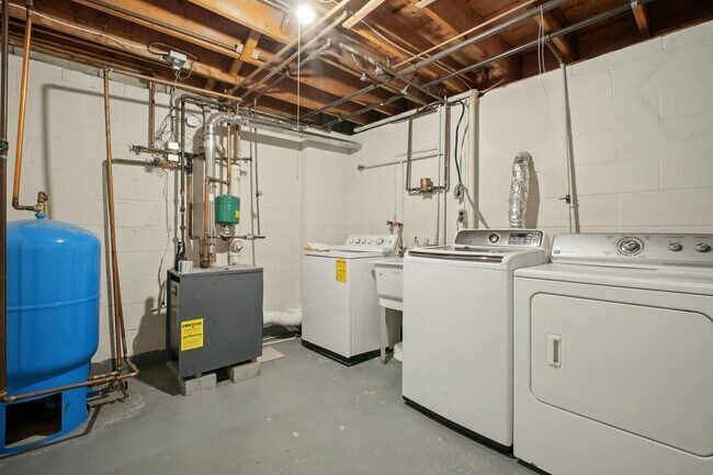 Building Photo - 611 Grove St
