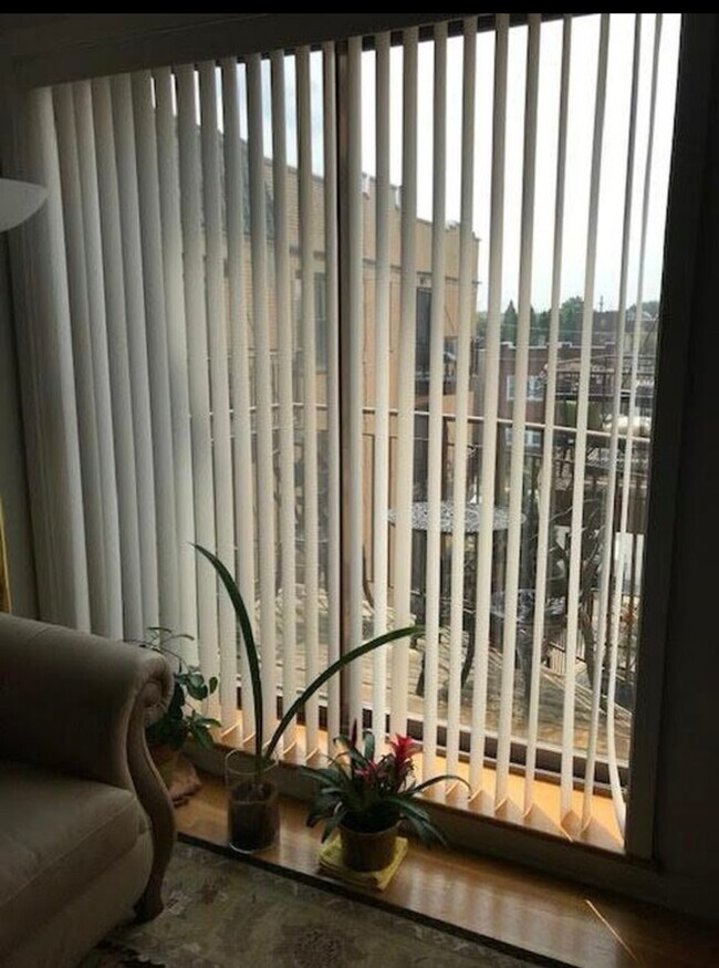 Building Photo - 3010 W Addison St