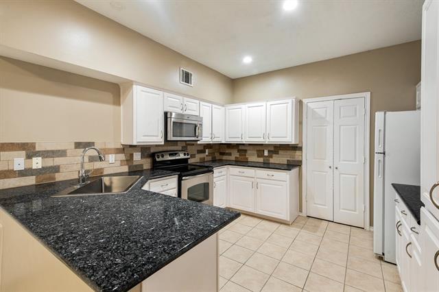 Building Photo - 2221 Meadowstone Dr