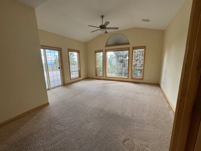 Building Photo - MOVE IN SPECIAL $1000 OFF FIRST MONTHS REN...