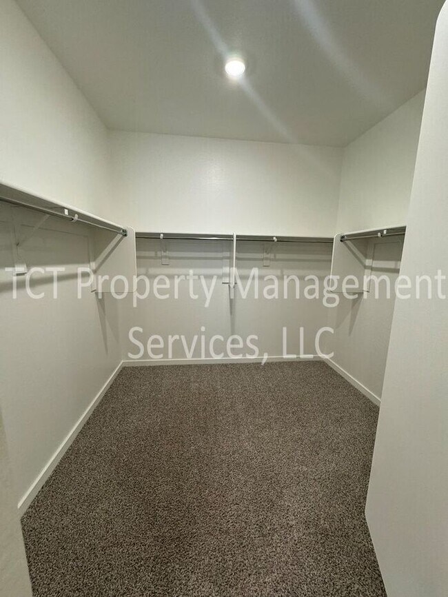 Building Photo - Beautiful like new home in San Tan Groves