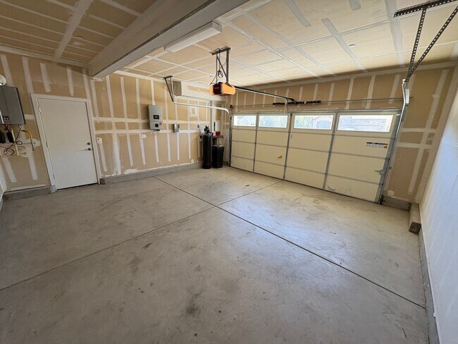 Building Photo - Beautiful 4 Bed 3 Full Bath Home with Solar in Brentwood