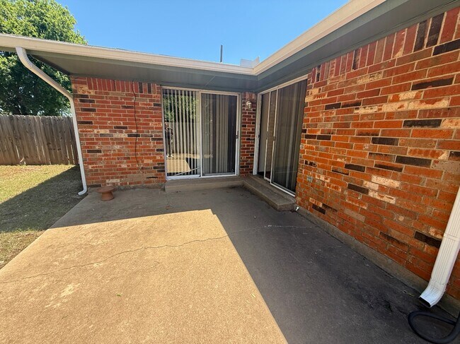 Building Photo - 1015 Swan Lake Ct