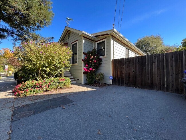 Building Photo - Two Bedroom Downtown Napa Gem