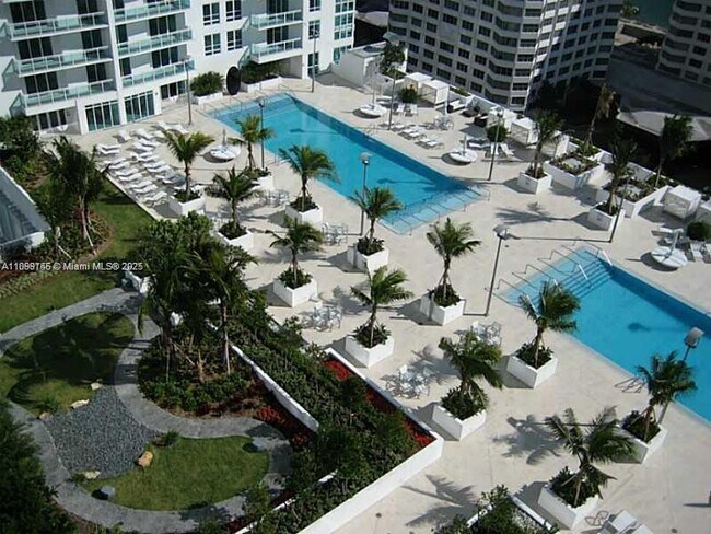 Building Photo - 950 Brickell Bay Dr