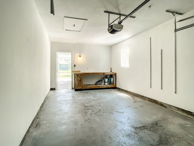 Building Photo - 178 Swift St