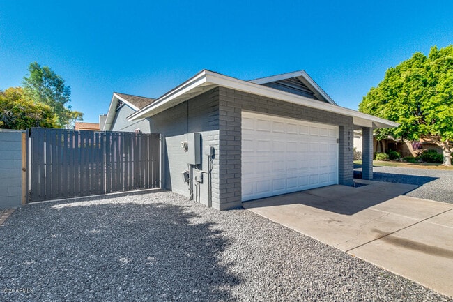 Building Photo - 1115 W Barrow Dr