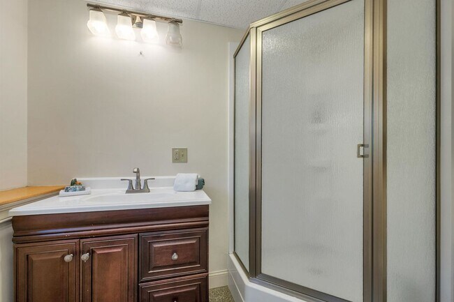 Building Photo - 8 Hemlock Ln