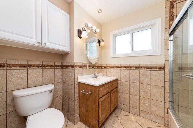 Building Photo - Single-Story 3 Bedroom Home with Pool in Camarillo