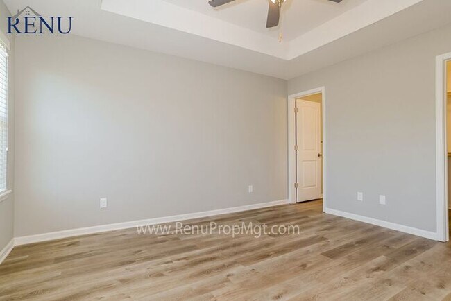 Building Photo - Holiday Special: Free First Month's Rent!!