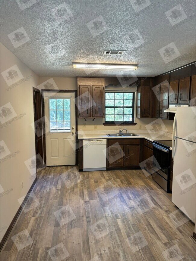 Building Photo - 5682 Crestwood Dr