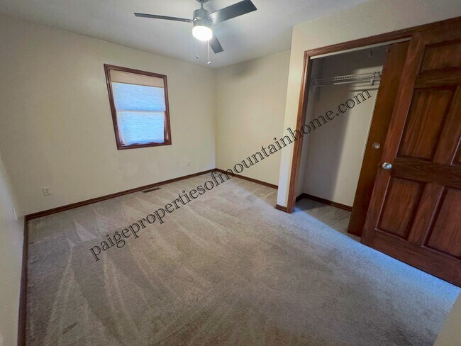 Building Photo - 702 Thorn St