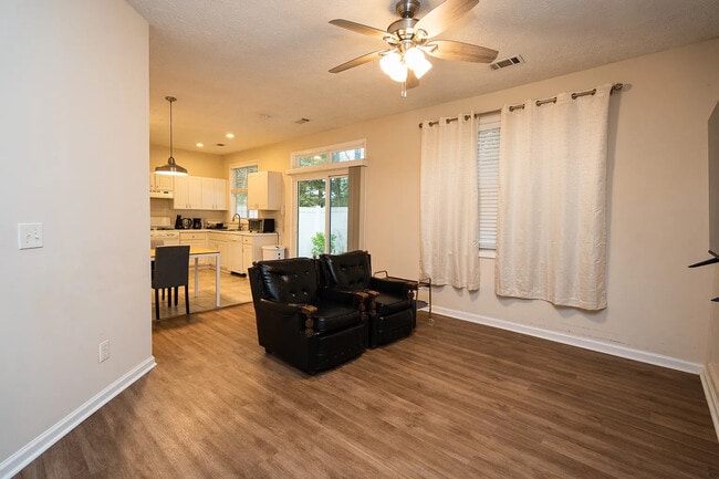 Building Photo - Room in House on Harmony Ct