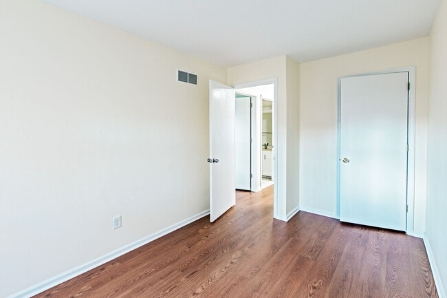 Building Photo - 3 bedroom, 2.5 bath in Mendenhall Village