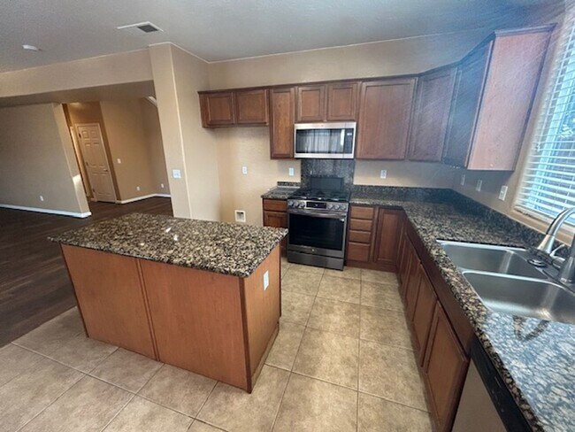 Building Photo - 4 Bedroom 2.5 Bathroom in NW Visalia with a Pool!! Just in Time for Summer!!!