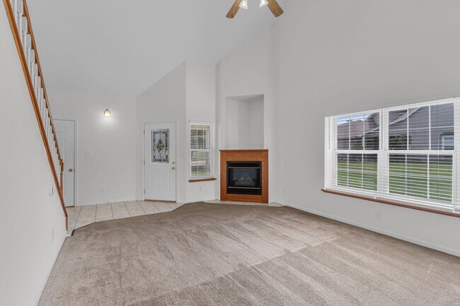 Building Photo - Huge 3 Bedroom, 2 Bath Town Home in SW Col...