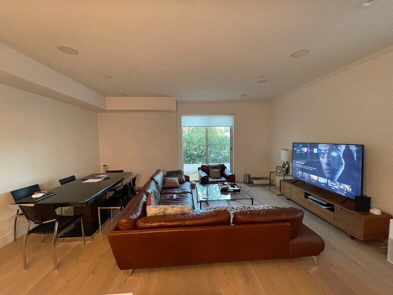 Building Photo - 1155 N Fuller Ave