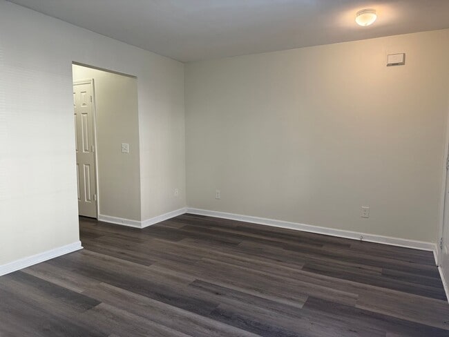 Building Photo - Amazing Location Near Downtown and NC Stat...