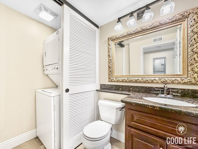 Building Photo - Amazing 2BD/2.5BA condo w/ washer/dryer & ...