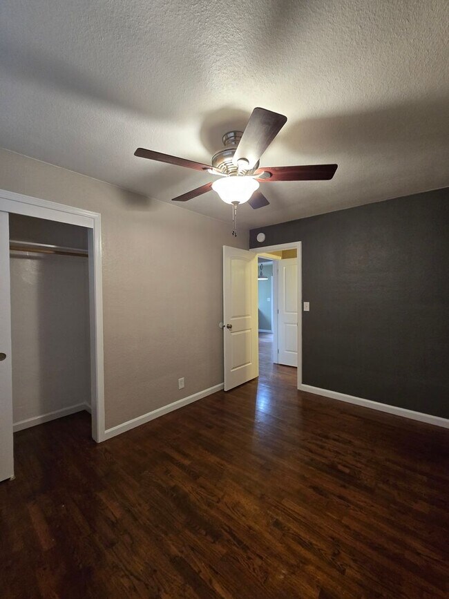 Building Photo - Pet Friendly Single Level 3 Bed 2 Bath Hom...