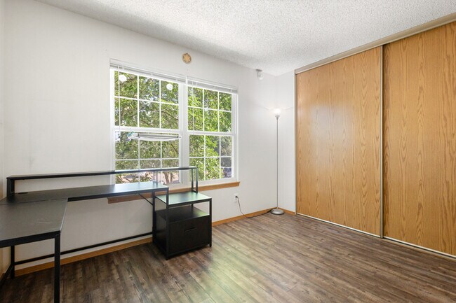 Building Photo - 3556 Queen Anne Way