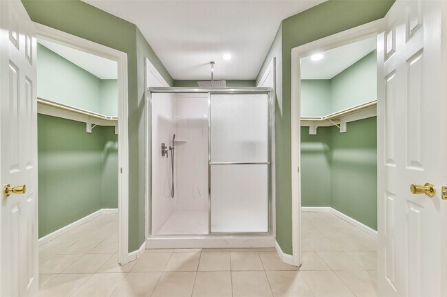 Building Photo - 605 Kings Ct