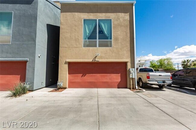 Primary Photo - Downtown Gem! Loft-Style Townhome with Pri...