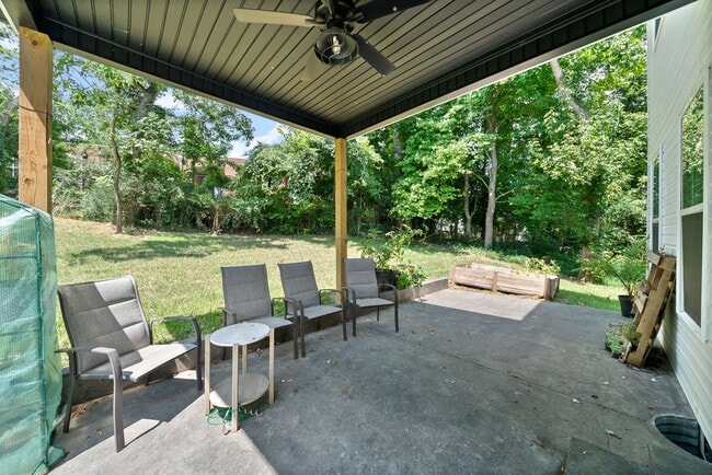 Building Photo - 418 Oak St