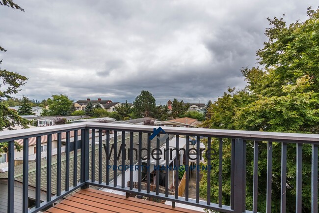 Building Photo - 2 Bed + Den/Office  2 Bath Condo W/S/G Inc...