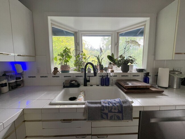 Building Photo - Spacious 4-Bedroom Home with Lush Landscap...