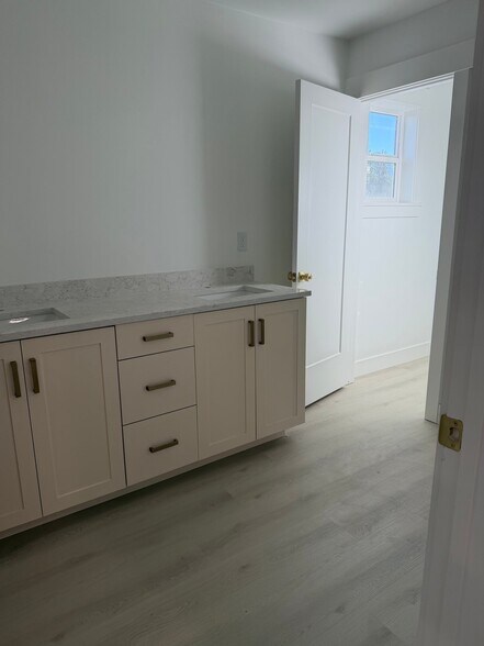 Building Photo - 266 S 1400 W