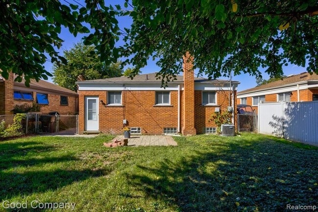 Building Photo - 8961 Laurence Ave